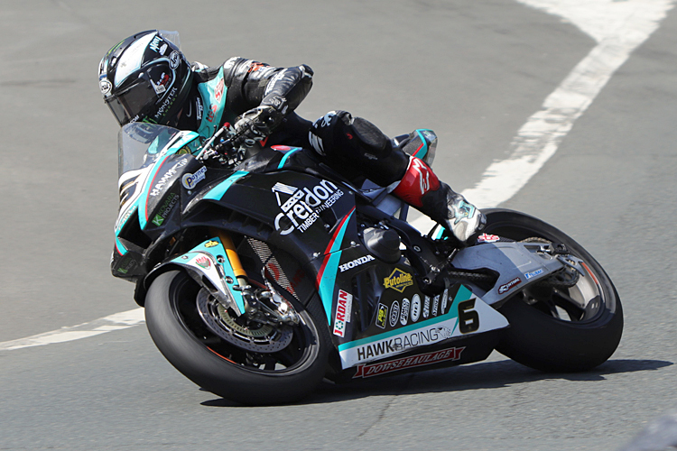 Michael Dunlop bei seinem Superbike-Sieg auf der Hawk Honda