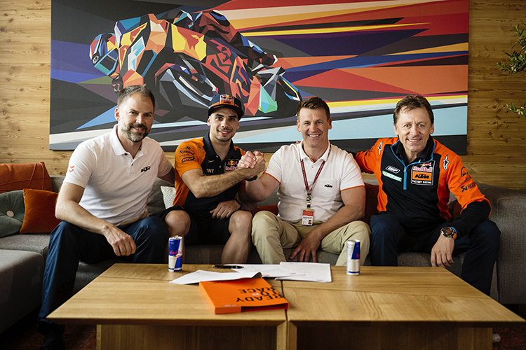 Jens Hainbach (KTM Road Racing Vizepräsident), Miguel Oliveira, Pit Beirer und Red-Bull-Teamchef Mike Leitner (v.l.)