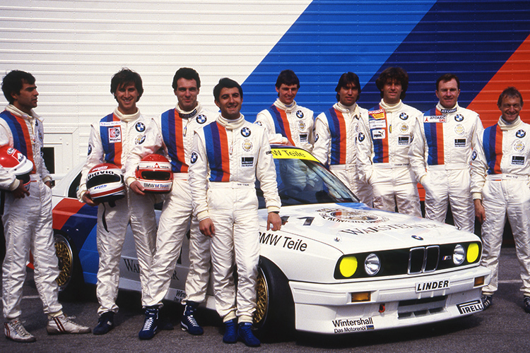 Die BMW-Werksmannschaft der WM-Saison 1987, hier beim Team-Foto in Monza.