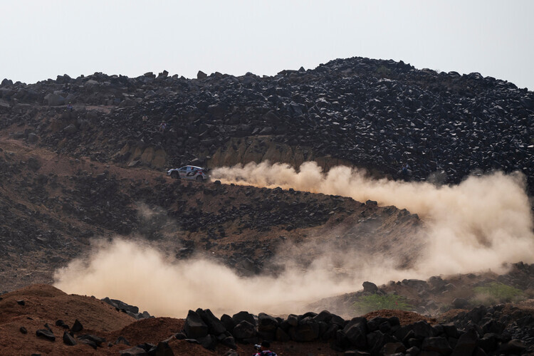 Rallye Dakar? Nicht ganz: Sebastien Ogier (Toyota) fährt auf staubigem Terrain die Rallye Saudi-Arabien