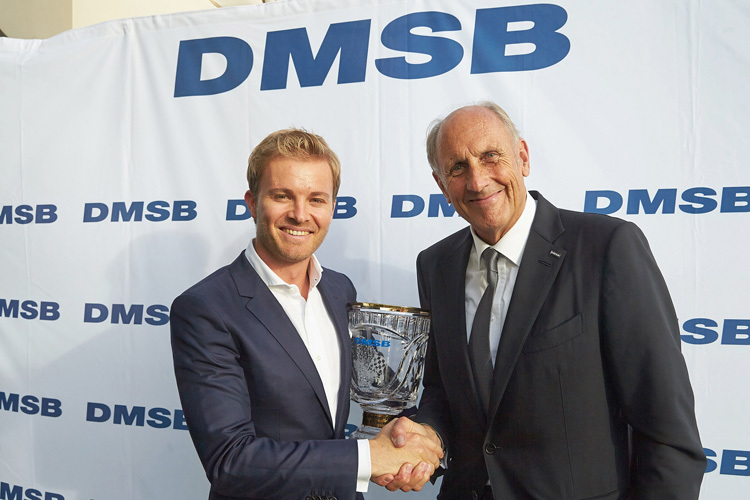 Hans-Joachim Stuck übergibt Nico Rosberg den DMSB-Pokal