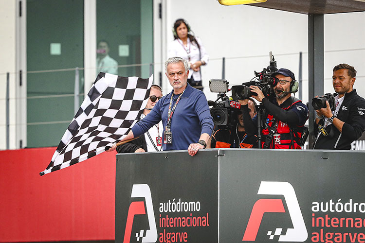 Homme éminent au drapeau à damier : l’entraîneur de football José Mourinho.