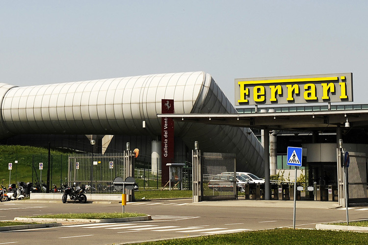Am Eingang von Ferrari, links ein Teil des Windkanals