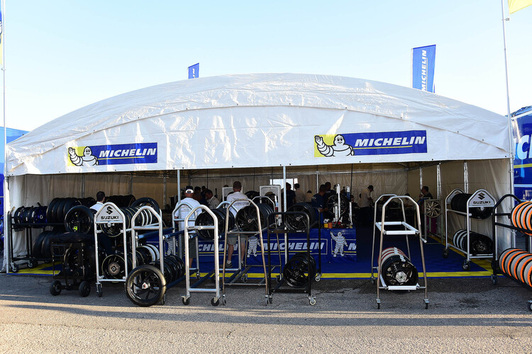 Hier werden die Reifen für die MotoGP-Teams montiert