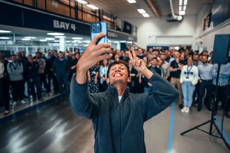 Jubel-Selfie zur Vertragsverlängerung: Alex Albon mit seinem Team