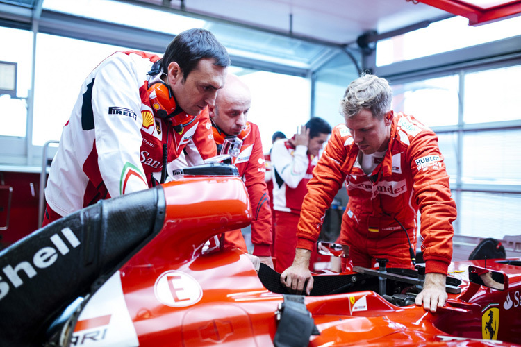 Ingenieur Adami (ganz links) mit Sebastian Vettel