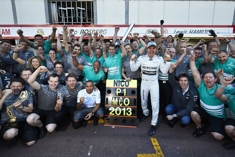 Toto Wolff (rechts neben Sieger Rosberg): «Keiner kann uns diesen Sieg nehmen»
