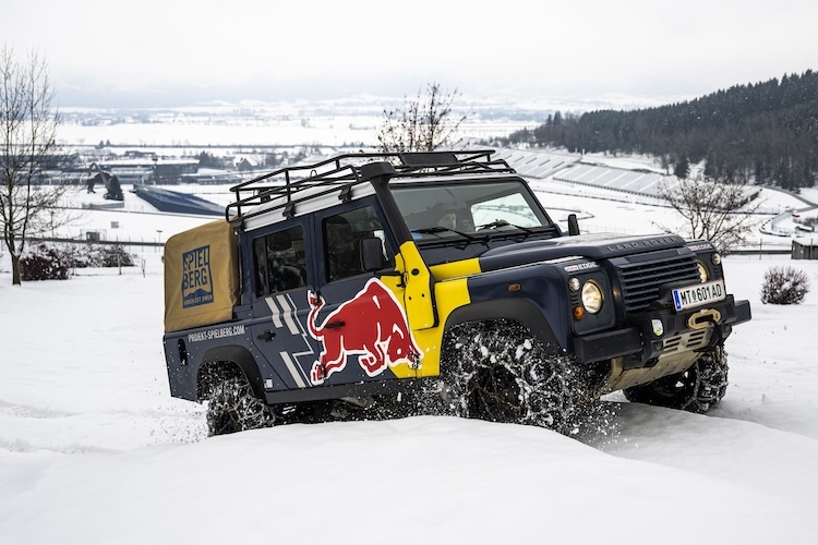 Der Land Rover ist im Gelände in seinem Element