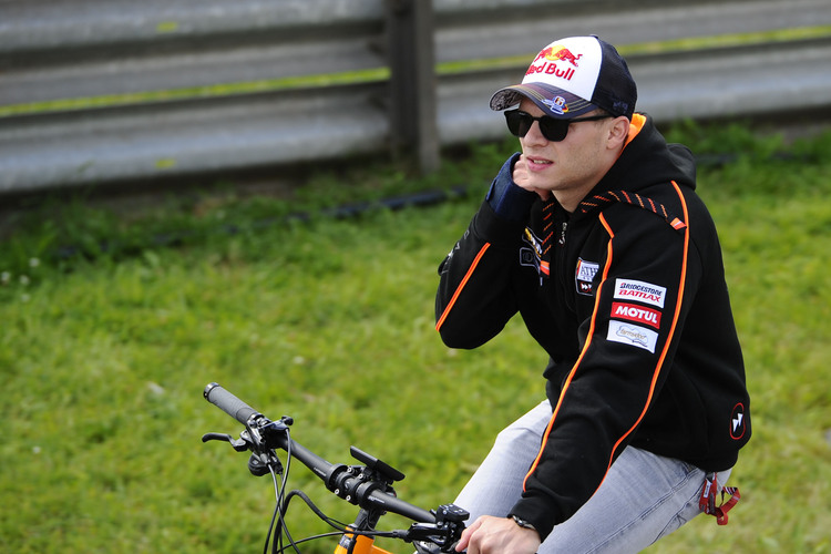 Stefan Bradl mit Schiene auf dem Fahrrad auf dem Sachsenring