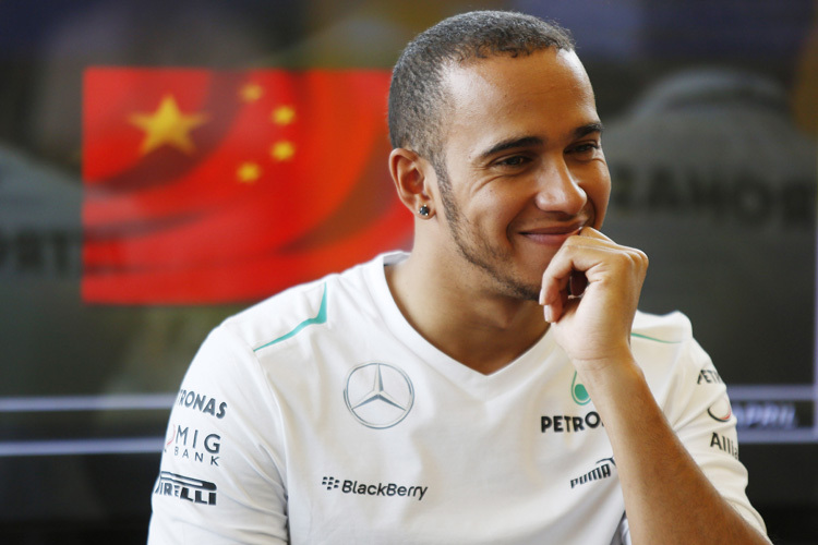 Lewis Hamilton bei einem Interview-Termin in Shanghai