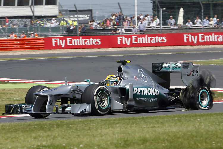 Lewis Hamilton mit einem Reifenschaden links hinten