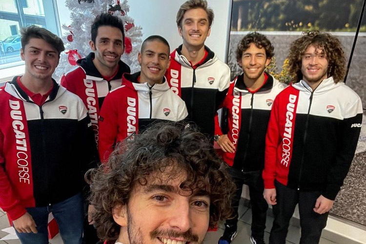 La troupe Ducati : Bagnaia (devant), de l'arrière à gauche : Di Giannantonio, Pirro, Rinaldi, Marini, Bastianini et Bezzecchi