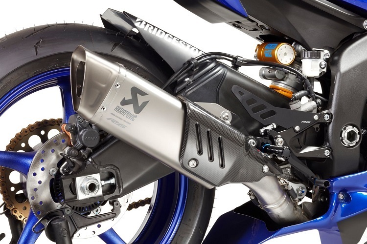 Zahlreiche Rennsportteile bietet Yamaha an, so Akrapovic-Auspuff oder Öhlins-Federbein