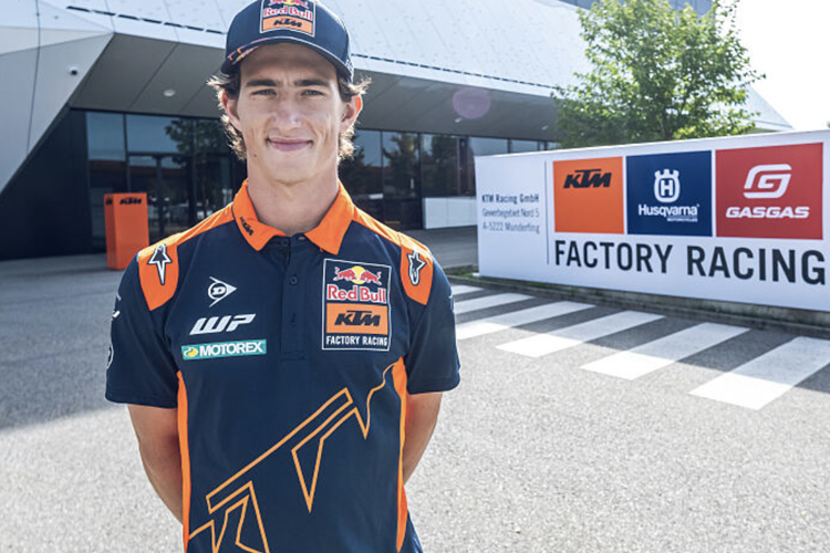 Chase Sexton vor dem KTM-Firmengebäude