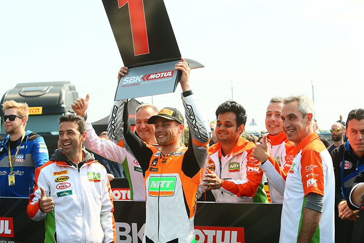 Jules Cluzel gewann dieses Jahr schon drei Rennen – rechts neben ihm steht Teameigentümer Vafi Khan