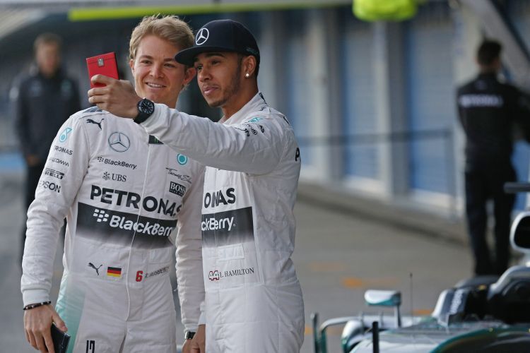 Lewis Hamilton macht ein Selfie mit Nico Rosberg