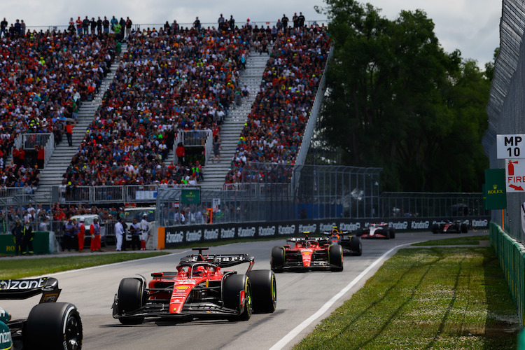 Die Ferrari von Charles Leclerc und Carlos Sainz