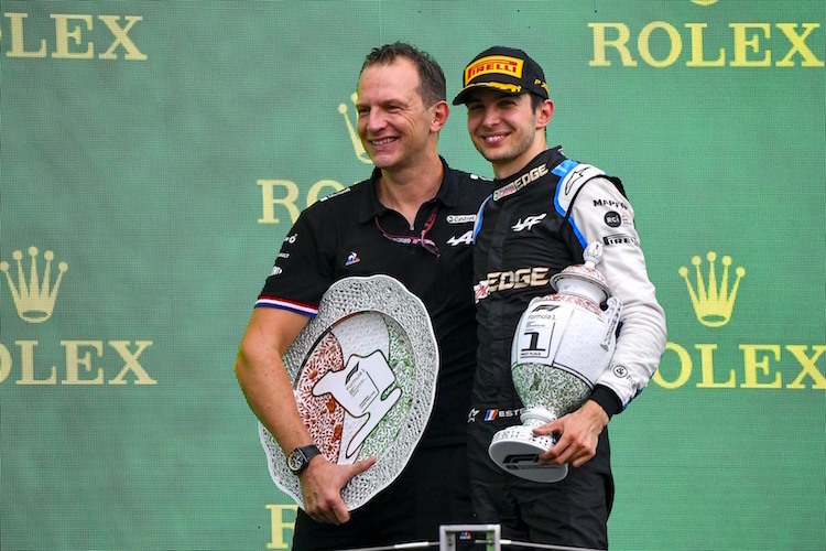 Alpine-CEO Laurent Rossi und Esteban Ocon nach dem Sieg in Ungarn 2021