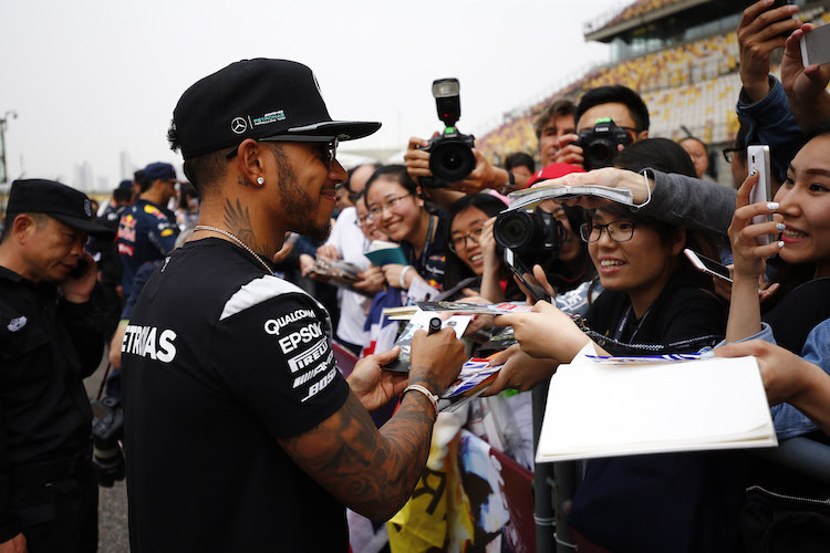 Lewis Hamilton mit einigen seiner chinesischen Fans