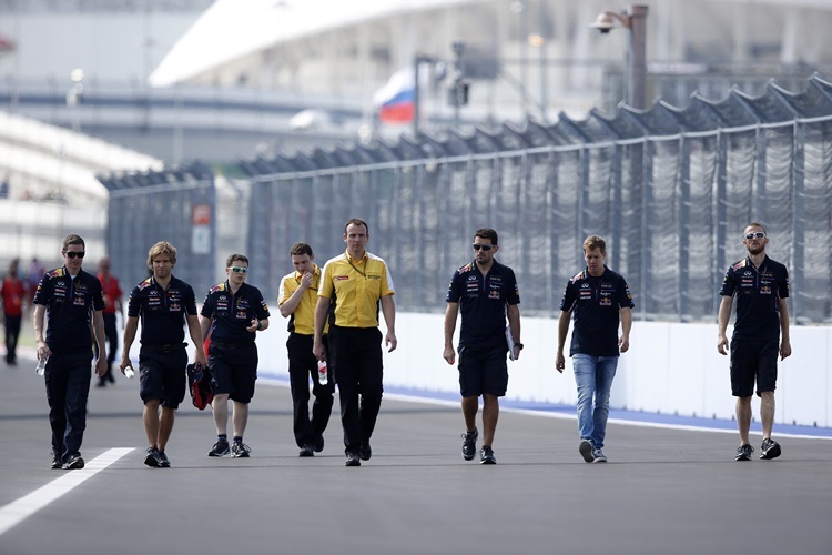 Das Red-Bull-Racing-Team bei der Streckenbegehung