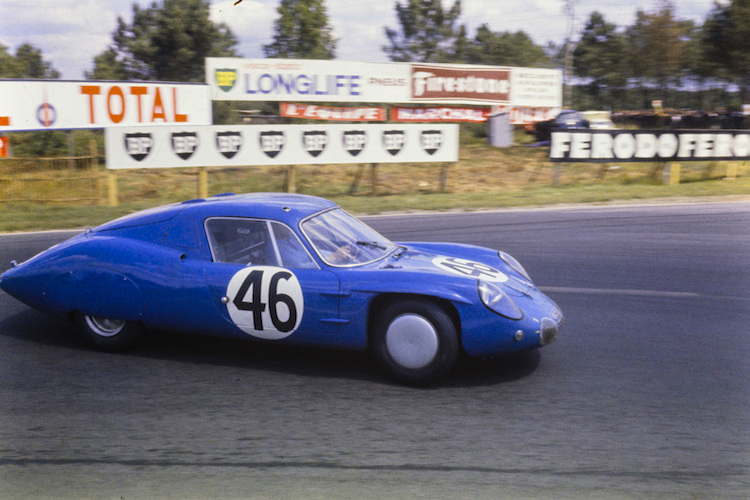 Rennwagen vom Typ Alpine A64, der mit dem Franzosen Roger de Lageneste und dem Iren Henry Morrogh bei den 24 Stunden von Le Mans 1964 eingesetzt wurde