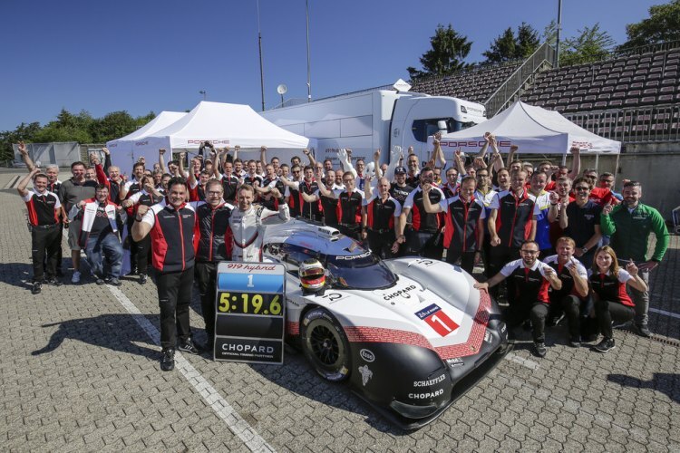 Großer Jubel: Das Porsche Team und Timo Bernhard feiern ihre Leistung