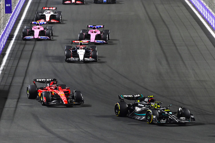 Charles Leclerc (Ferrari) hinter Lewis Hamilton (Mercedes)