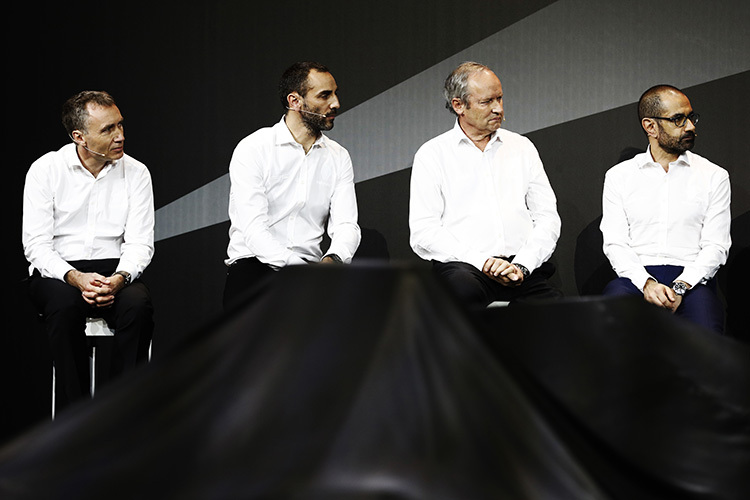 Bei der Renault-Präsentation 2017: (von links) Technikchef Bob Bell, Teamchef Cyril Abiteboul, Renault-Sport-Präsident Jérôme Stoll und sein Nachfolger Thierry Koskas