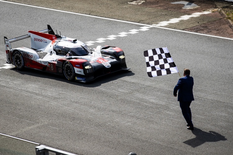 Zielflagge für den TS050 Hybrid: Toyota gewann zum dritten Mal in Folge die 24h von Le Mans