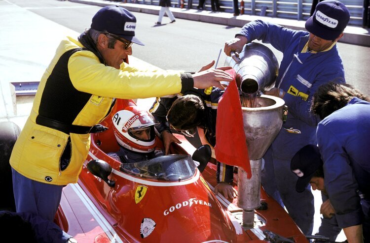 Fahrer und Mechaniker von Ferrari früher in Blau, hier Clay Regazzoni 1974