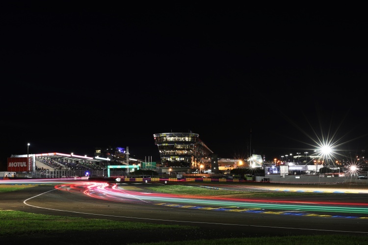 Gerade in der Nacht bieten die 24h Le Mans eine tolle Atmosphäre 