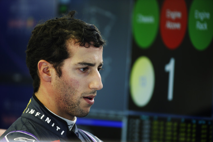 Daniel Ricciardo kann es nicht fassen: wieder ein verpatzter Testbeginn