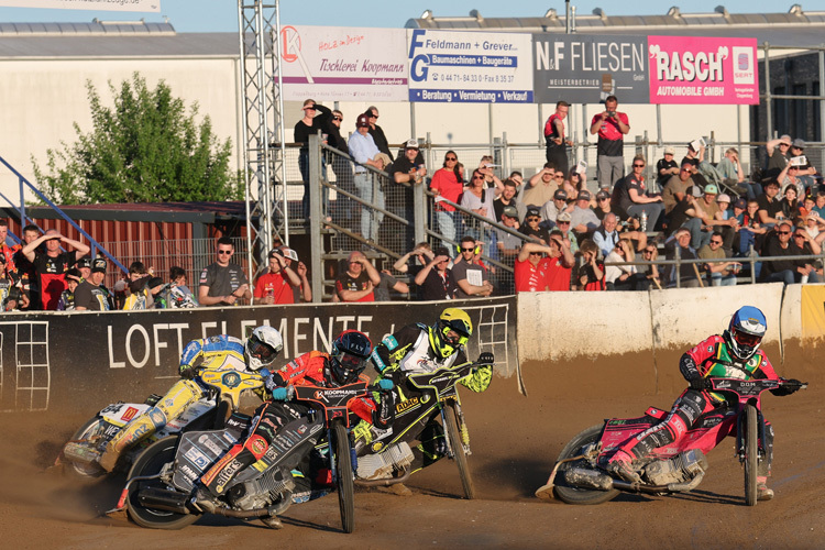 Die Cloppenburg Fighters (vorne Jonny Wynant) siegten vor dem MSC Olching (links Martin Smolinski)