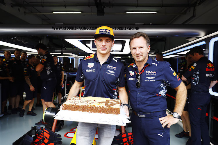 Max Verstappen mit Geburtstagskuchen