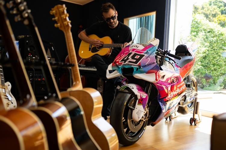 Musiker Cesare Cremonini mit der Ducati Desmosedici von Fabio Di Giannantonio