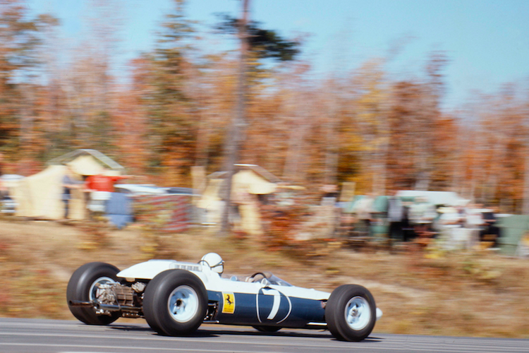 John Surtees 1964 mit dem blauweissen Ferrari