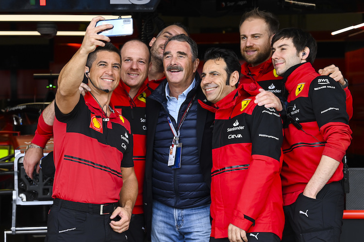Nigel Mansell mit einigen Ferrari-Mechanikern