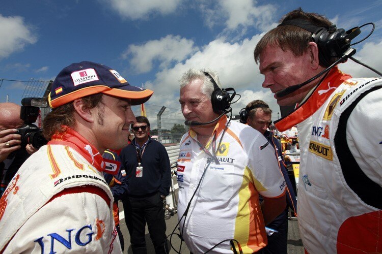Pat Symonds (Mitte) 2009 mit Fernando Alonso und dem aktuellen Renault-Operationsleiter Alan Permane