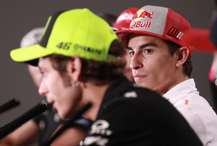 Márquez blickt in einer Pressekonferenz auf Rossi