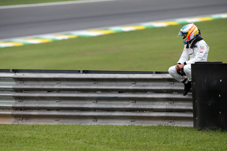 Manchmal sagt ein Bild mehr als 1000 Worte: Fernando Alonso wartet nach seinem Motoren-Platzer auf eine Mitfahrgelegenheit