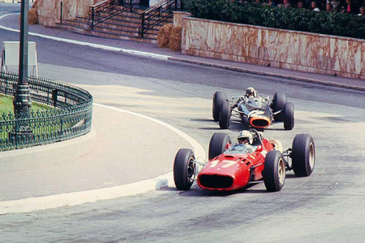 Monaco 1966: John Surtees vor Jackie Stewart, im Fillm «Grand Prix» Jean-Pierre Sarti vor Scott Stoddard