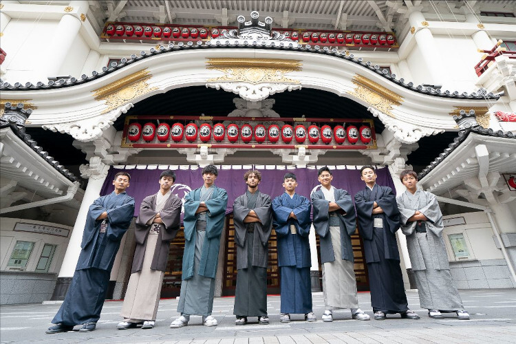 Vor dem Kabuki-Theater: Toba, Ogura, Nagashima, Bastianini, Sasaki, Yamanaka, Suzuki und Furusato