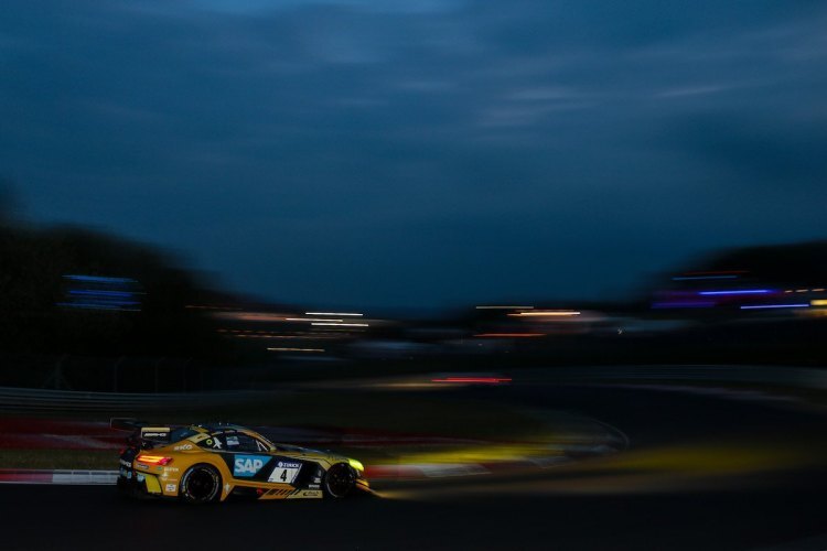 Führt die 24h am Nürburgring an: Der Mercedes-AMG GT3 #4 von Black Falcon