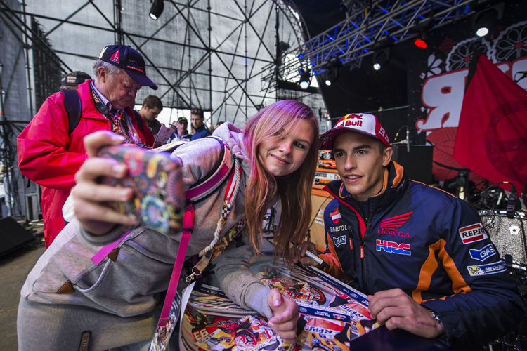 Selfies mit den Fahrern – bei MotoGP kein Problem