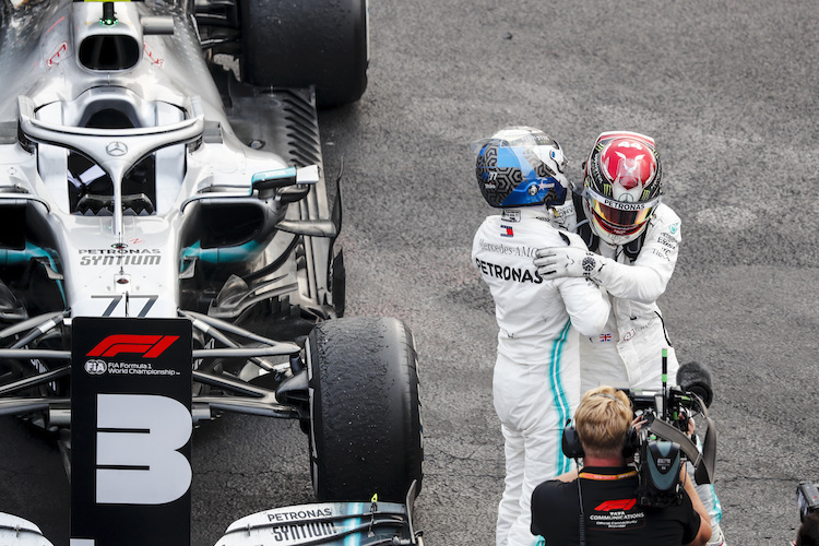 Valtteri Bottas gratuliert Lewis Hamilton zum Sieg