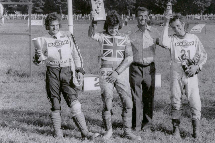 Heinz Schneider (2.v.r) mit (v.l.) Chris Baybutt, Steve Hartley und Gottfried Schwarze 1975 beim Rennen in Zweibrücken