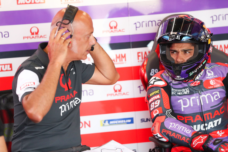 Crew-Chief Daniele Romagnoli mit Jorge Martin am Freitag in Silverstone