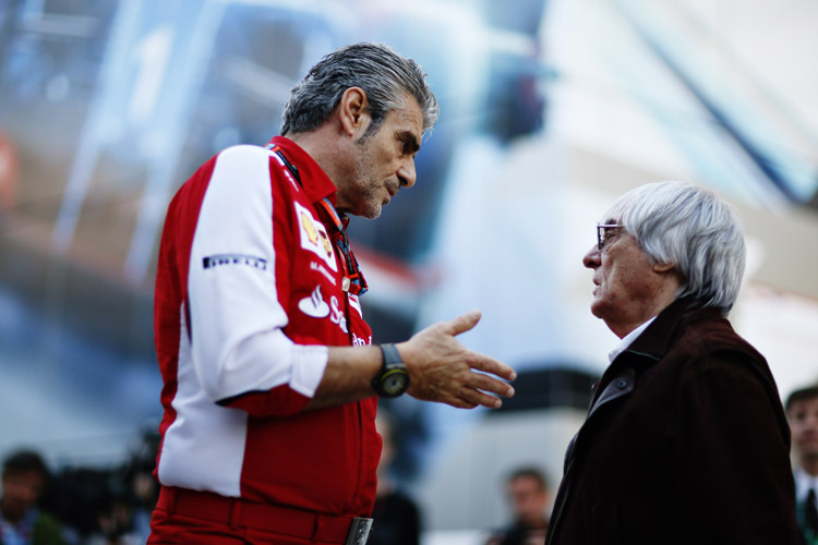 Heisse Diskussionen: Ferrari-Teamchef Maurizio Arrivabene und Formel-1-Chefvermarkter Bernie Ecclestone