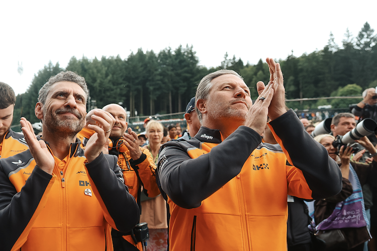 McLaren-Teamchef Andrea Stella (links) und McLaren-CEO Zak Brown freuen sich über den Doppelsieg