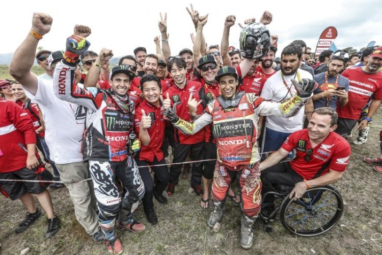 Kevin Benavides und das Monster Energy Honda Team jubeln über Rang 2 bei der Rallye Dakar 2018